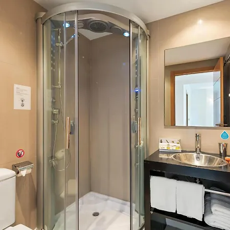 2 Bedroom Beautiful In Apartment *